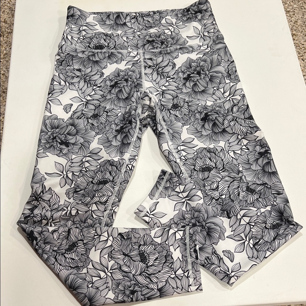 Balance Collection Black n White Floral High Rise Compression Capri Leggings
